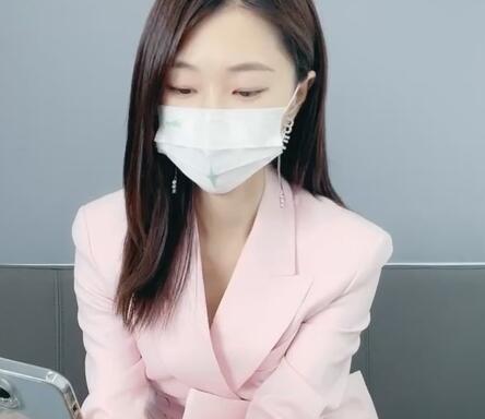公司白领~【小兔丫丫】极度反差~刺激！聊前男友打野战 在KTV被服务员发现[MP4/9V/2.16G]