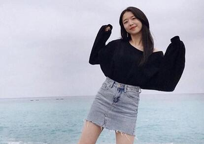 周末加班偷拍公司里的美女同事,这么纯的妹子下面黑的一塌糊涂