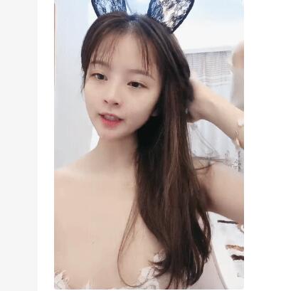 妖妖和兔兔颜值姐妹花！桌子上一堆道具挑选！穿戴玉米假屌，吸上震奶器，埋头舔逼假屌骑坐