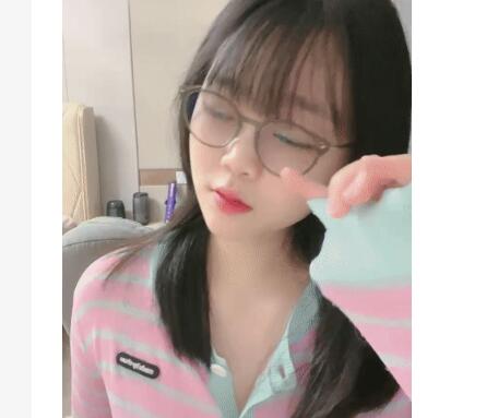 甜美眼镜美少女桃子！极品大肥臀超诱人！4小时激情不断，手指扣弄粉穴