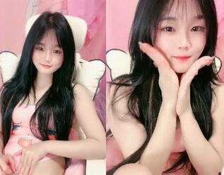 邻家妹妹！极品尤物美少女！死库水拨开内裤，一线天无毛小嫩穴
