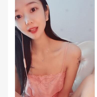 甜美说话温柔美女！给大家秀一场！脱下丝袜粉嫩小穴，跳蛋塞入特写，翘起美腿手指后入