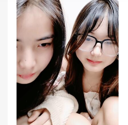 清纯系天花板！眼镜乖巧妹妹！带新人闺蜜下海，先看看骚逼，贫乳奶子，脱光光自摸嫩穴