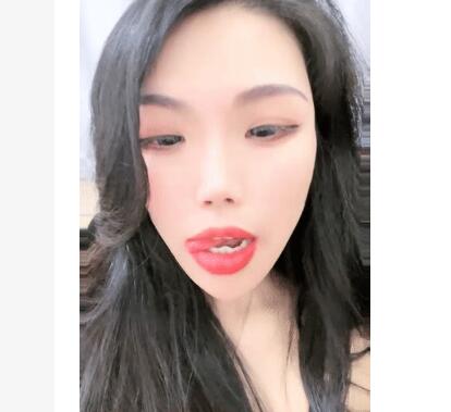 ！翘着骚逼求操！看闺蜜在旁边被后入，爽的狂喷水，手脚吊起来玩穴，电击骚逼身体颤抖