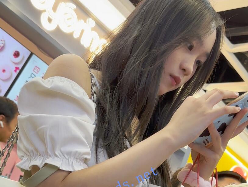 【KFC】极品美女 白色草莓内内 和男友聊天一直开心的笑