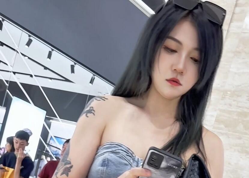 【KFC】牛仔裙少妇逛街。穿着暴露。黑色骚丁前后CD