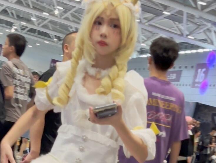 【KFC】学生妹COSER和朋友逛街。白色可爱内把B夹出一条缝