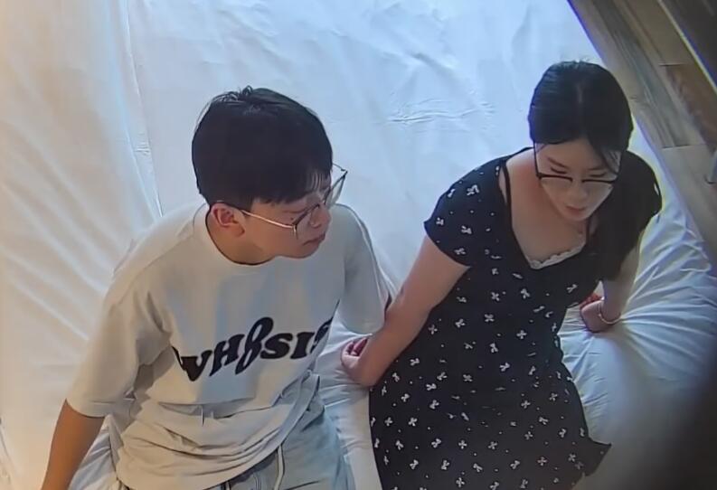 最新流出酒店拍❤️许久不见面的小情侣钟点房中争分夺秒的释放爱意