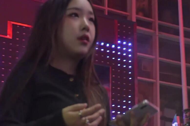 (BC-AA-461)开衩包臀裙美女逛夜市..等餐被抄底粉红色内裤