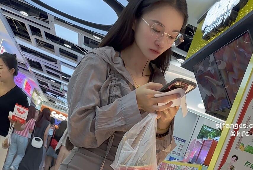 【KFC】包臀裙眼镜妹买小吃。白色内CD最后差点坐在相机上
