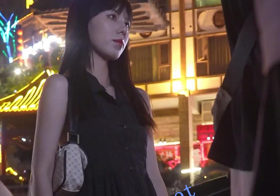 (BC-AA-469)露背裙美女景点拍照..专注聊天被前后CD白内