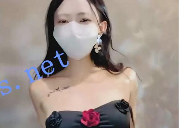 诱惑类裸舞【小鹿】清纯小美女 看身材就还很年轻 小骚舞