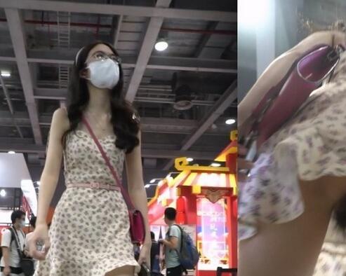 展销会极限抄底碎花裙眼镜小姐姐，身材苗条是个反差婊，因为不穿内裤出门，私密处毛茸茸的