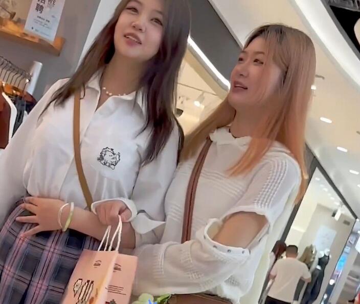 【KFC】制服JK学生妹和闺蜜逛街。短裙黑丝白内前后CD