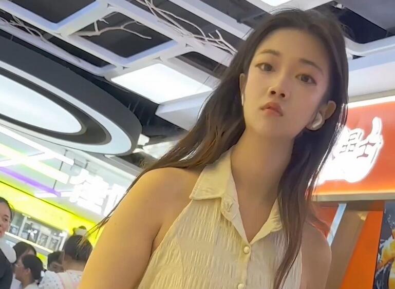 【KFC】靓女运动完换长裙逛街·后背都晒黑了·白色内内前后CD