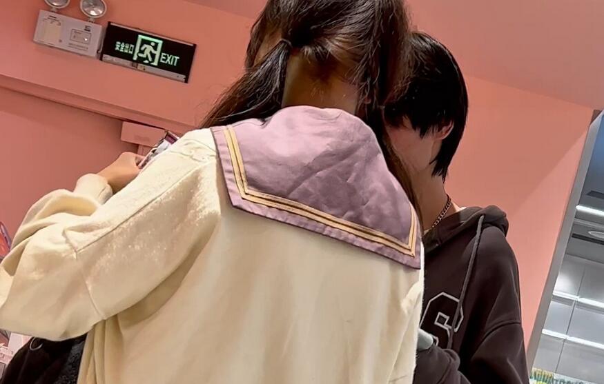 【KFC】制服JK学生妹和男友深夜逛街。短裙骚窄内满脸幸福