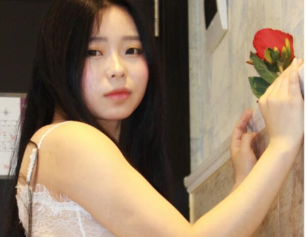 ❤️凤鸟可爱小模特【妍菲】大尺度露三点