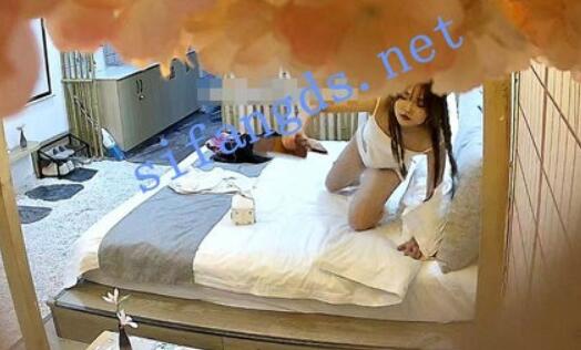 ♦️艺术系女孩提前到房间换上性感白袜