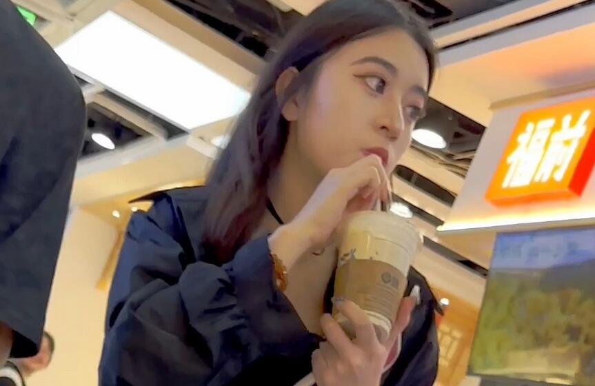 【KFC】包臀裙靓女和男友买奶茶。白色骚窄内前后CD微漏毛