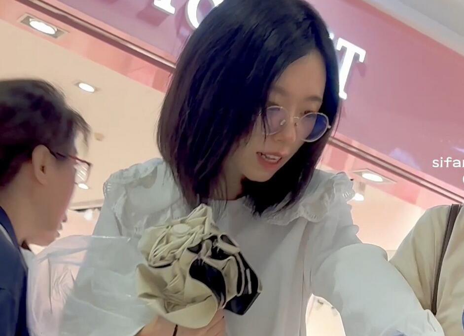 【KFC】制服JK学生妹和男友逛街。肉色丝袜紫色可爱内内