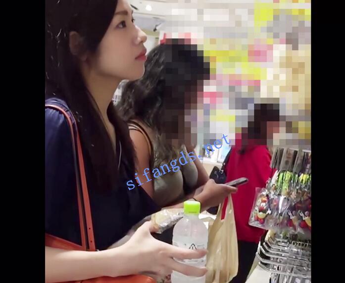 【日产精选】021开闪透明蕾丝内美女。正面无毛露B相当骚