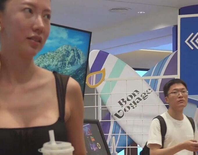 (BC-AA-483)背后纹着龙的低胸裙骚货..逛街捂裙子怕露出骚丁