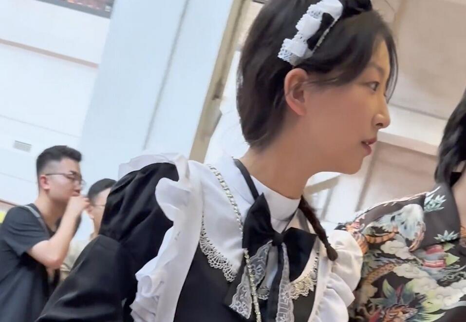 【KFC】女仆装清纯学生妹配纹身哥·超薄黑丝白内尿黄一片