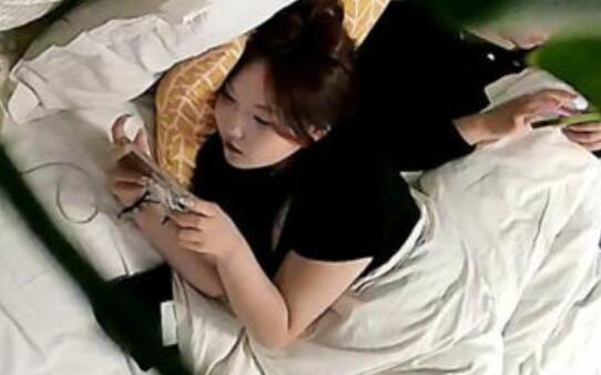 ❤️精致丰满小美眉被黄毛男友怀疑出轨，大吵一架后又大战