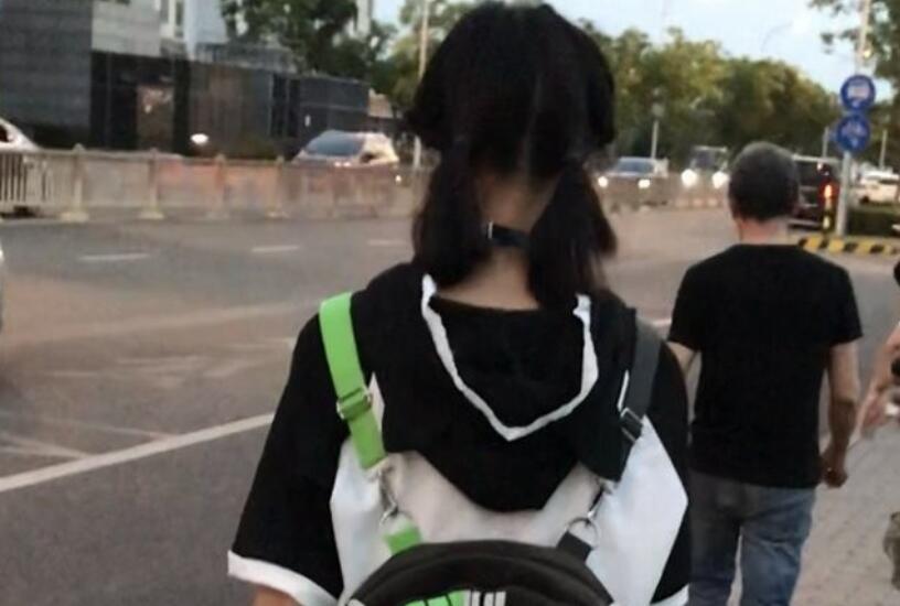 开闪抄底可爱双马尾学妹