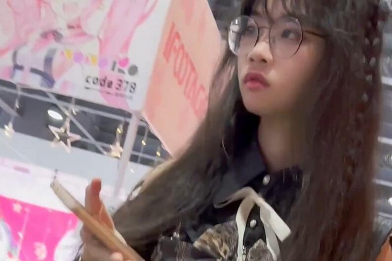 【KFC】洛丽塔学生妹·粉色内白丝穿烂了·下楼CD一直盯着相机