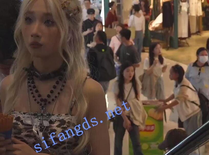 (BC-AA-493)全身性感豹纹穿搭美女..怕走光捂裙子仍被抄底