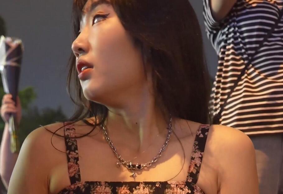 (BC-AA-495)吊带花裙美女景点拍照..跟拍窄内屁股黑了一大块