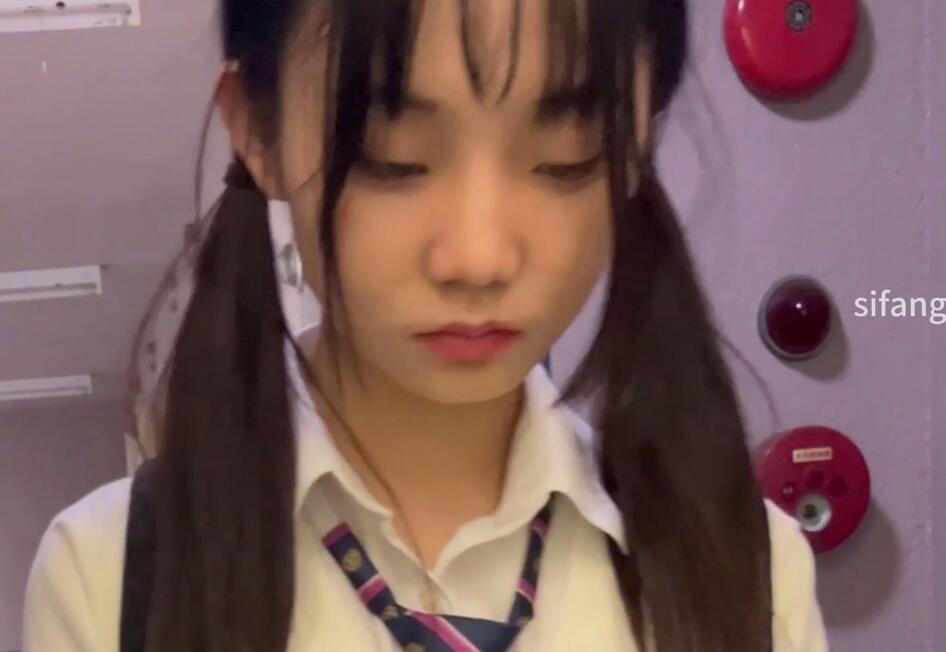 【日产精选】040牛B大神居民电梯12次抄底反差学生妹
