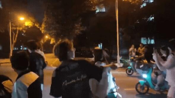 湖北X济学院一对男女经常户外露出，被学生围观，群众气急败坏砸人家车子，太炸裂了，年轻人真会玩。