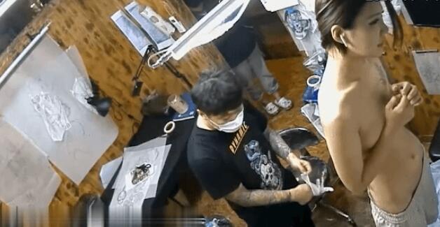 【破解摄像头】纹身师给裸体美女纹身气氛很暧昧