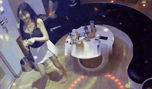【IP摄像头】KTV里骚年疯狂跳舞给男伴蹲下口