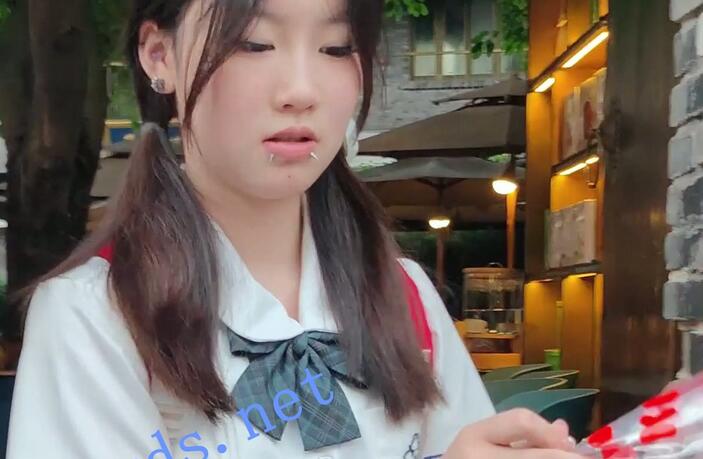【CSCD】JK女大学生和同学出来旅游打卡景点，白色内