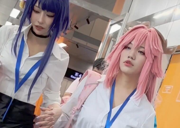 【KFC】超短裙COSER·裙子太短·平视就能看见黑丝袜白内露出