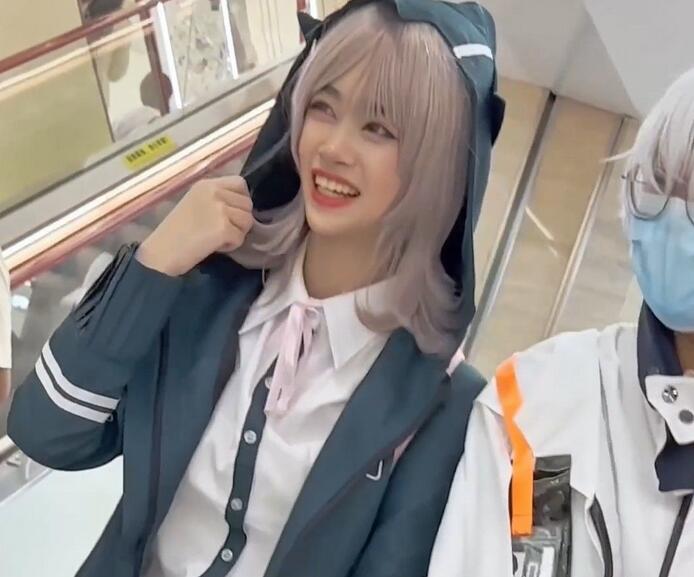 【KFC】短裙学生妹和同学逛街·累了坐在地上给你看可爱内内