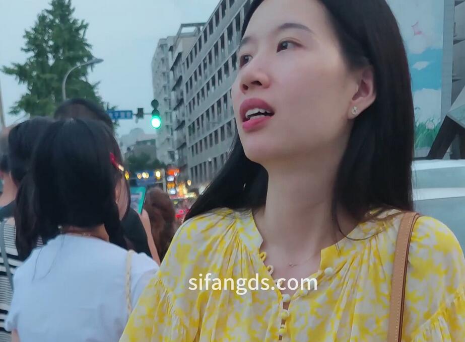 【CSCD】黄色连衣裙少妇一家人出来游玩，白色内内