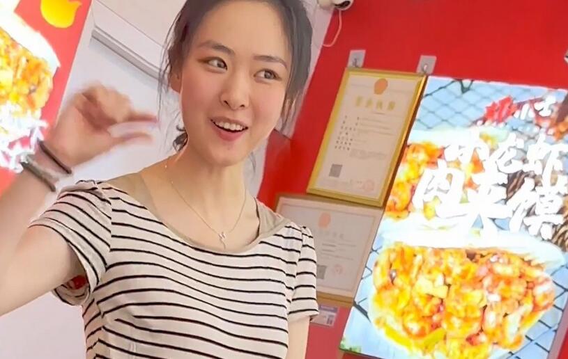 【KFC】清纯少妇和男友逛街。清澈的眼睛短裙窄内前后CD