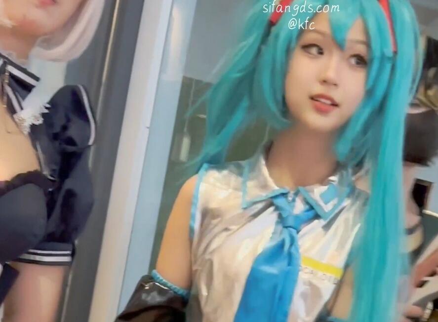 【KFC】可爱萌妹COS初音未来·太可爱被摄影师各种拍·白色内