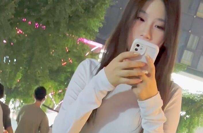 【KFC】超短裙靓女和闺蜜逛街。平视就能看见翘臀骚白内