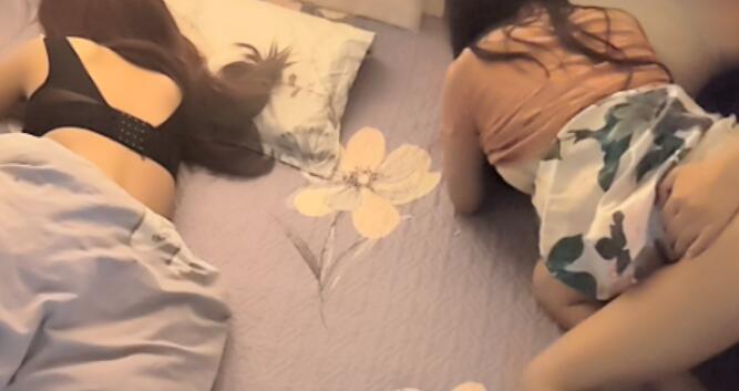 和妈妈在小姨背后偷情妈妈最紧张的一次