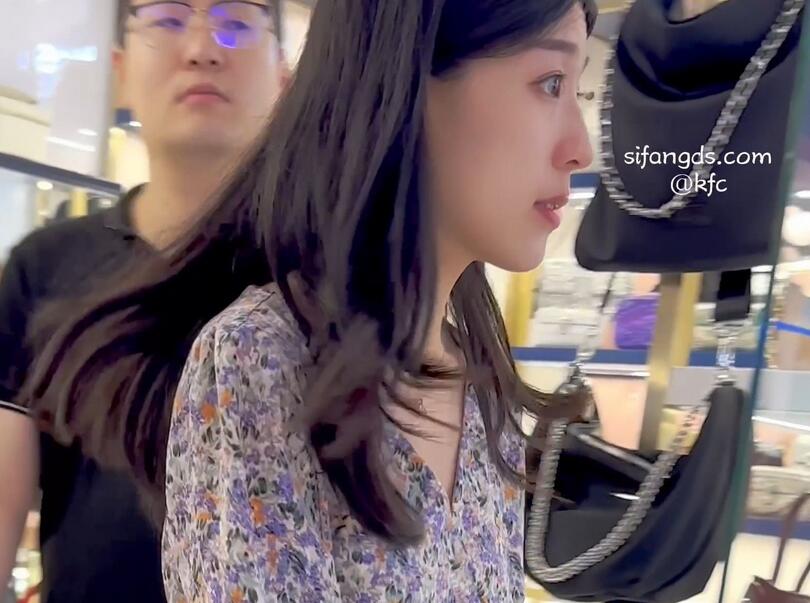 【KFC】长裙少妇带着老公逛街买首饰。肉色丝袜骚窄内前后CD