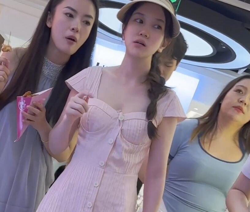 【KFC】两姐妹逛街买奶茶。长裙下穿着同款蓝色内一箭双雕