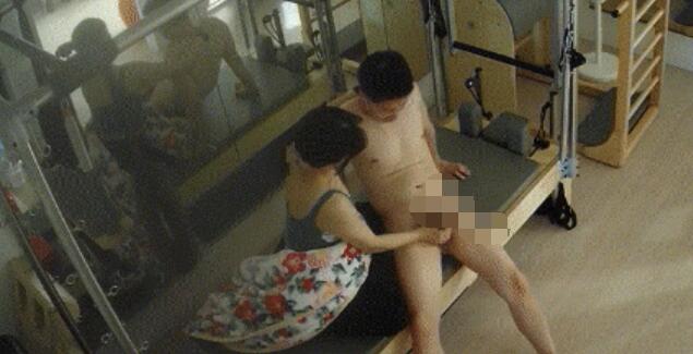 黑客破解摄像头监控❤️健身馆瑜伽健身教练和眼镜男幽会在练功床上做