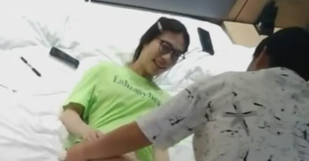 酒店❤️领导模样的老哥和气质眼镜美女幽会干了两次打桩后入内射