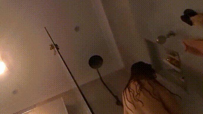 门缝下拍女邻居洗澡在手银 故意压着嗓子淫笑了几声 妹子瞬间动作僵硬住了