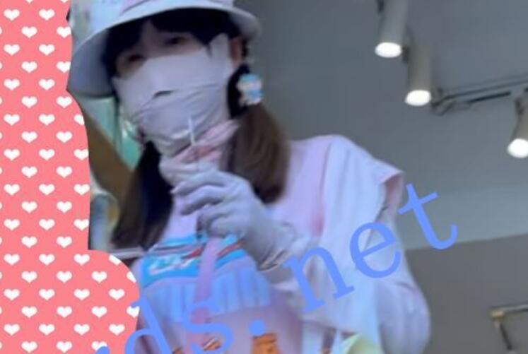 原创抄底带着脸基尼的黑色蛋糕短裙学生妹